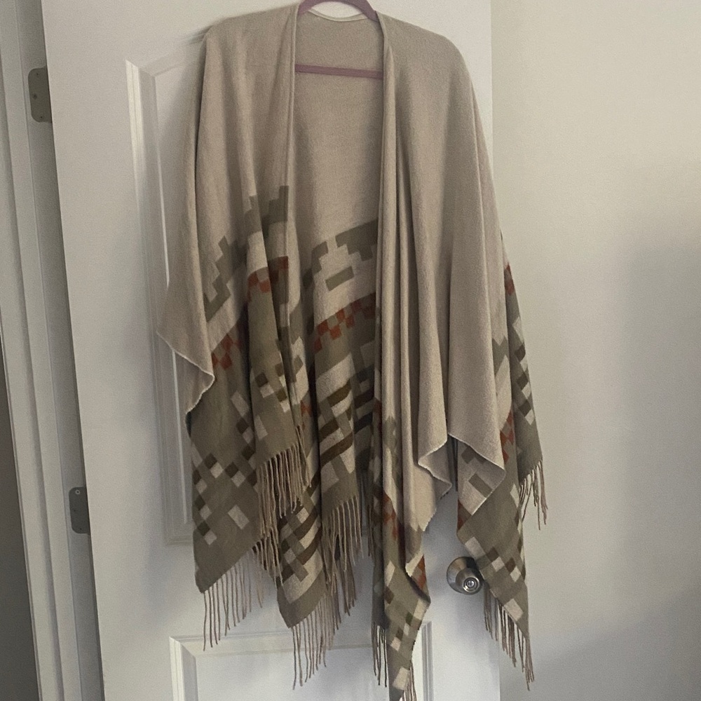 Fringed Geometric Pattern Poncho/Wrap
